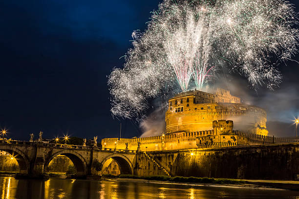 windrad von castel sant'angelo - bernini castel fort tiber river stock-fotos und bilder