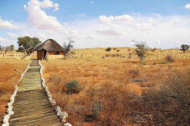 piccola casa-soggiorno - hut africa grass hut mud hut foto e immagini stock