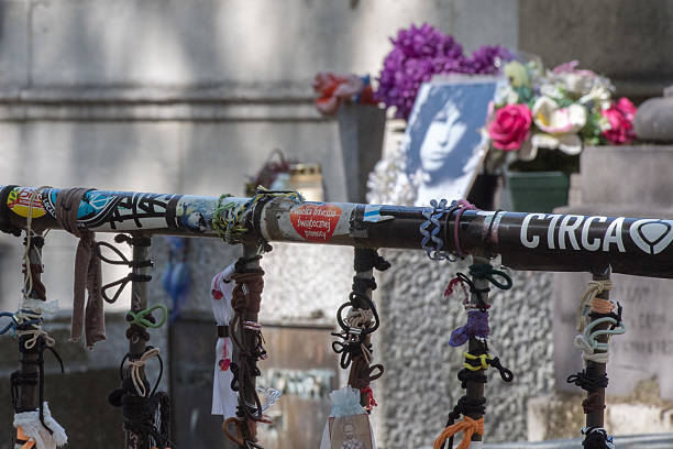 jim morrison grab auf dem friedhof père lachaise - lachaise stock-fotos und bilder