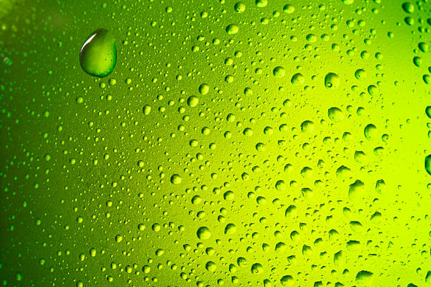 bier hintergrund eisgekühlten flasche überdachte mit wassertropfen kondenswasser - green beer fotos stock-fotos und bilder