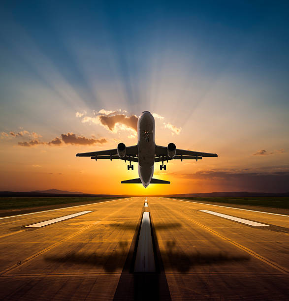 pasajeros de avión despegando en puesta de sol - vehículo aéreo fotos fotografías e imágenes de stock