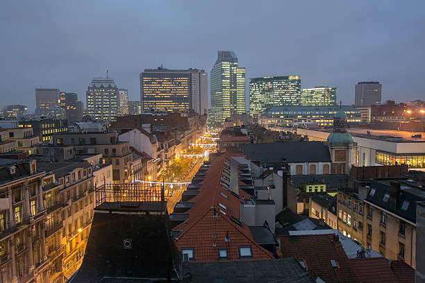 brussel вид на город в ночь в бельгии - streetview стоковые фото и изображения