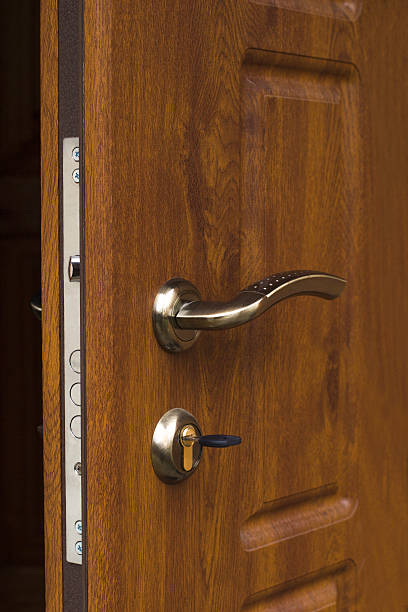 istock key in the keyhole 530571097