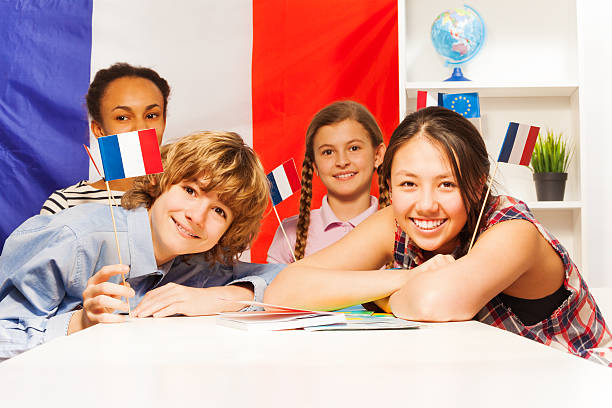 ritratto di adolescenti felici studenti con bandiere - french culture immagine foto e immagini stock