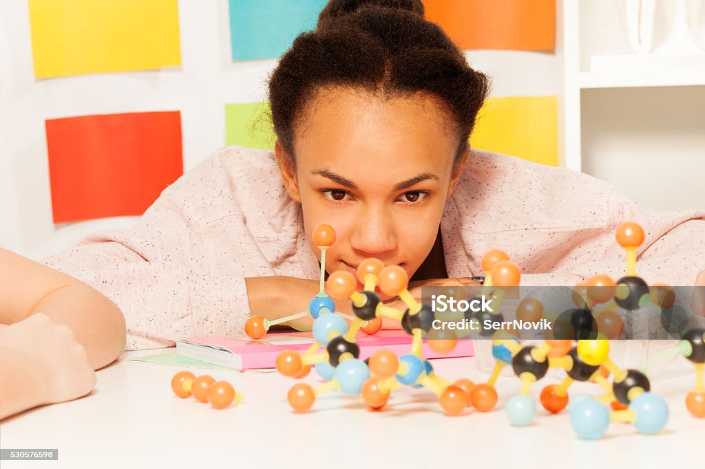 Africano estudiante en la clase química - Foto de stock de Adolescente libre de derechos