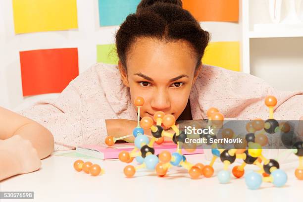 Africano Estudiante En La Clase Química Foto de stock y más banco de imágenes de Adolescente - Adolescente, Ciencia, 14-15 años