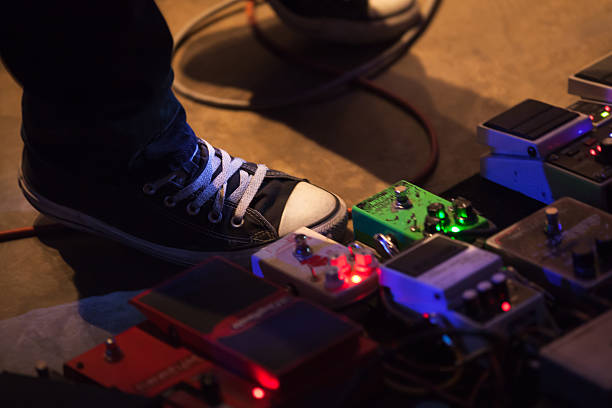 足のギタープレーヤー、効果ペダル - guitar photographic effects guitar pedal amplifier ストックフォトと画像