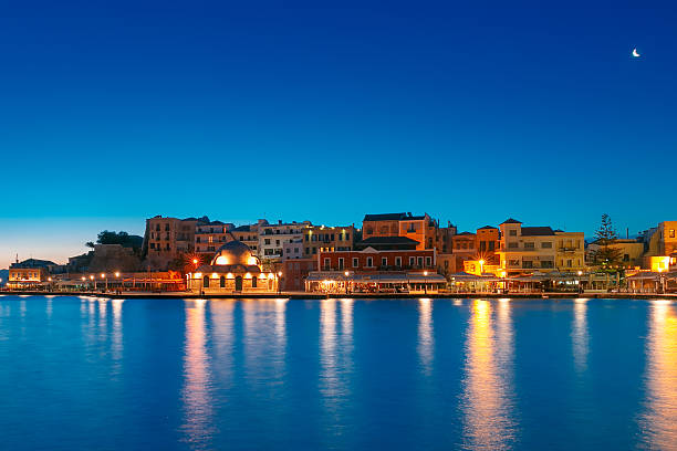 nacht venezianischen kai, chania, kreta - sea aegean sea night illuminated stock-fotos und bilder