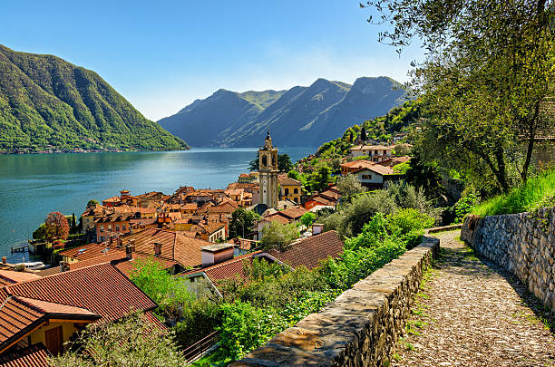 lago di como (lac de côme) colonno et de greenway - como mountain horizon landscape photos et images de collection