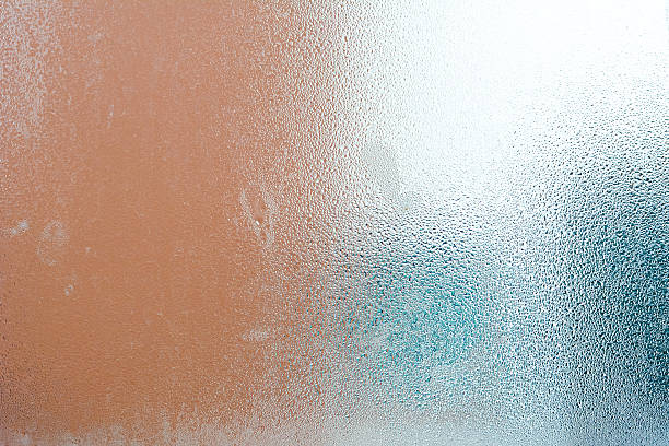 trama di vetro satinato con vapore & gocce d’acqua - frosted glass glass textured bathroom foto e immagini stock