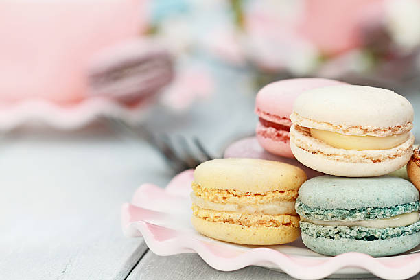 douceur des tons pastel macarons - cuisine française photos et images de collection