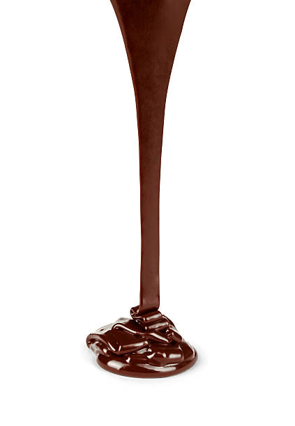 fluxo de chocolate isolado em fundo branco - chocolate chocolate candy dark chocolate pouring imagens e fotografias de stock