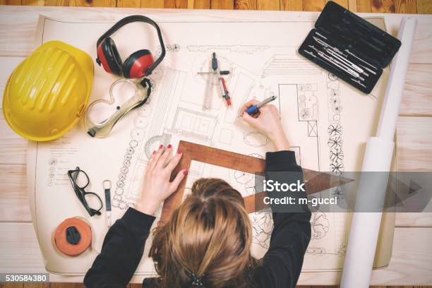 Jungen Architekten Bei Der Arbeit In Ihrem Studio Stockfoto und mehr Bilder von Architekturberuf - Architekturberuf, Baugewerbe, Frauen