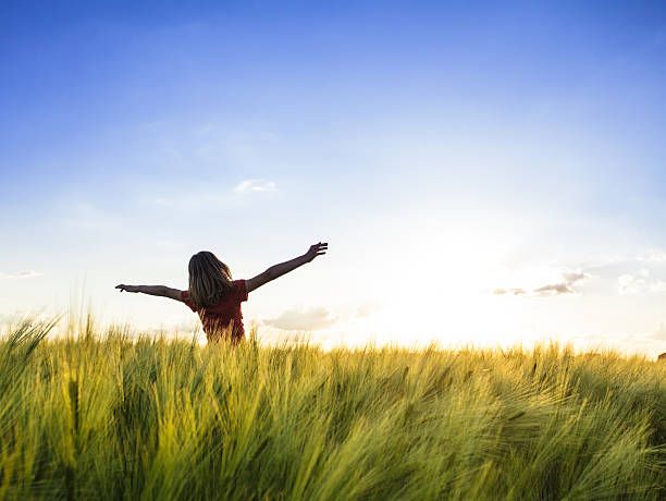 istock Girl on sunset 530584722