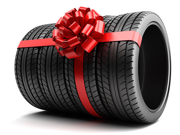 geschenkset von reifen eingewickelt ribbon und bogen isoliert - tire auto repair shop part of vehicle stack stock-fotos und bilder