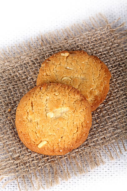 печенье кешью, печенье, печенье на белом, печенье каджу - dieting cookie food number стоковые фото и изображения