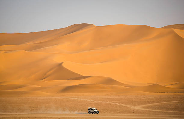 차량 구동을 사하라 사막 - landscape desert wave pattern erg chebbi dunes 뉴스 사진 이미지