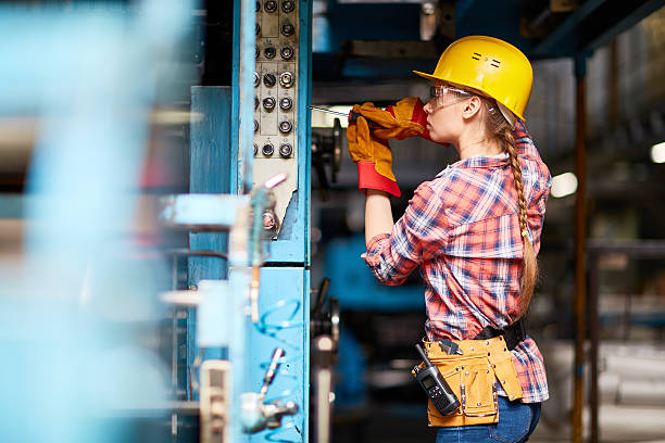 joven técnico - mujeres obreras fotografías e imágenes de stock