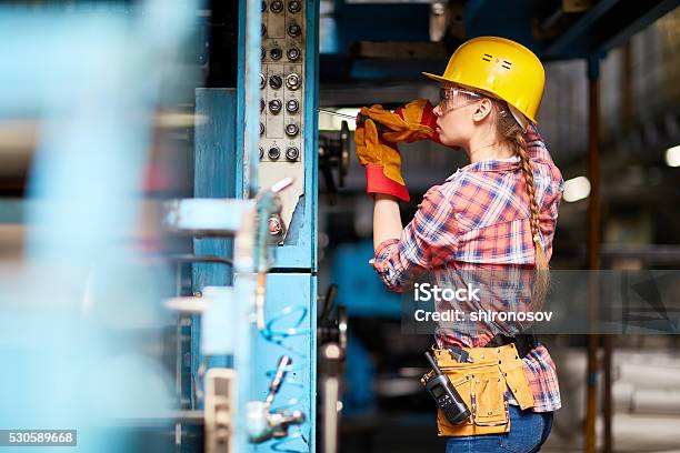 Foto de Jovem Técnico e mais fotos de stock de Eletricista - Eletricista, Mulheres, Trabalhar