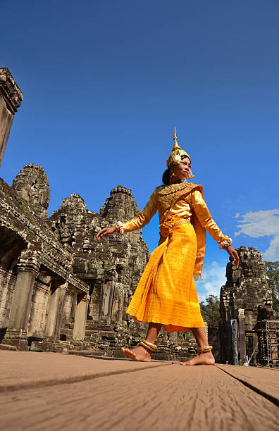 캄보디아 댄서 도보여행에 앙코르-톰은 - angkortom 뉴스 사진 이미지