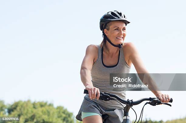 Foto de Mulher Madura Ciclismo e mais fotos de stock de Ciclismo - Ciclismo, Mulheres, Mulheres Maduras