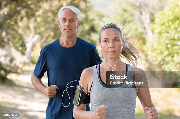 Par Para Trotar Foto de stock y más banco de imágenes de Parejas - Parejas, Aerobismo, Correr