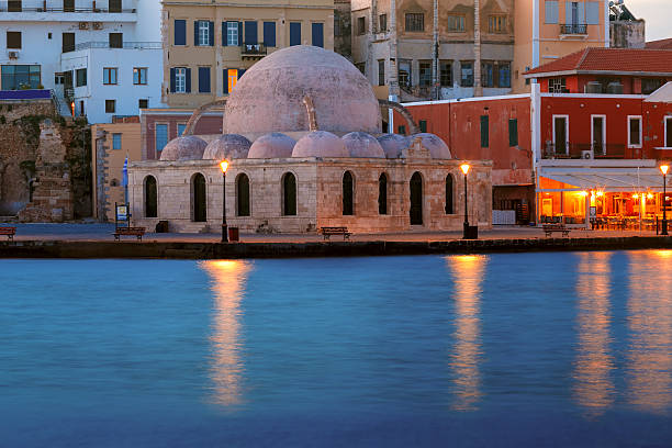 nacht venezianischen kai, chania, kreta - sea aegean sea night illuminated stock-fotos und bilder