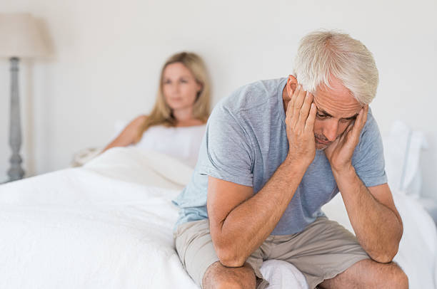 sexuelle probleme konzept - couple senior adult sadness emotional stress stock-fotos und bilder