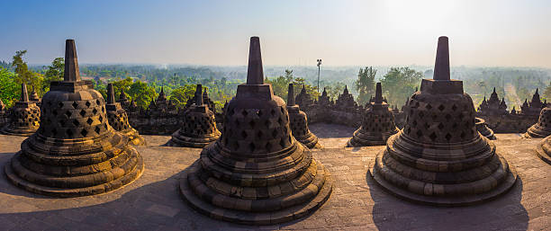 borobudur храм, джокьякарта, ява, индонезия. - borobudur ruins стоковые фото и изображения