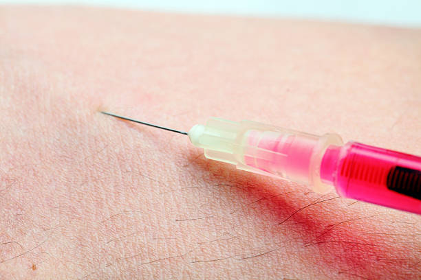 l'iniezione. close-up di foto - surgical needle syringe prick injecting foto e immagini stock