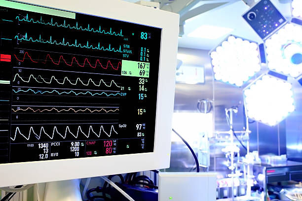 医療モニタを使用しています。 - human heart surveillance computer monitor pulse trace ストックフォトと画像