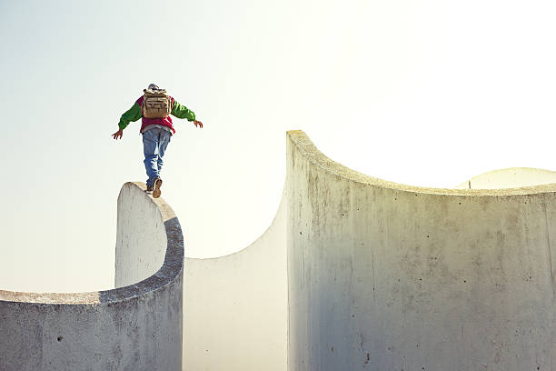 extreme mann zu fuß auf betonwand - stuntman stock-fotos und bilder