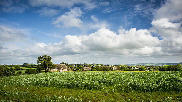 美しい田園地帯に佇むオックスフォードシャーには、素晴らしい coxwell バーン - oxfordshire ストックフォトと画像