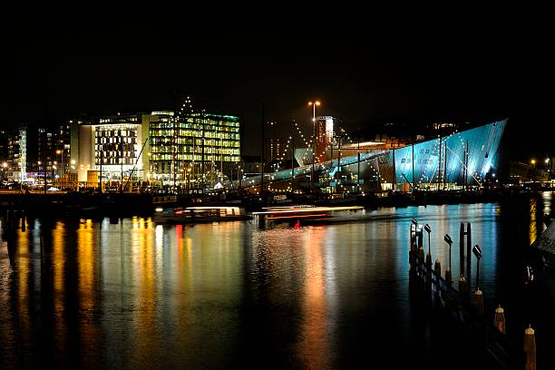 modernos edificios junto al amsterdam oosterdok - nemo museum fotografías e imágenes de stock