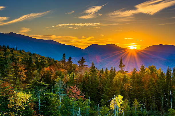 pôr do sol de kancamagus passe, no kancamagus estrada em branco - new hampshire - fotografias e filmes do acervo