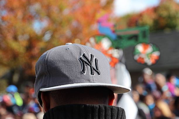 new york yankees casquette sur la tête homme à fair - new york yankees photos et images de collection