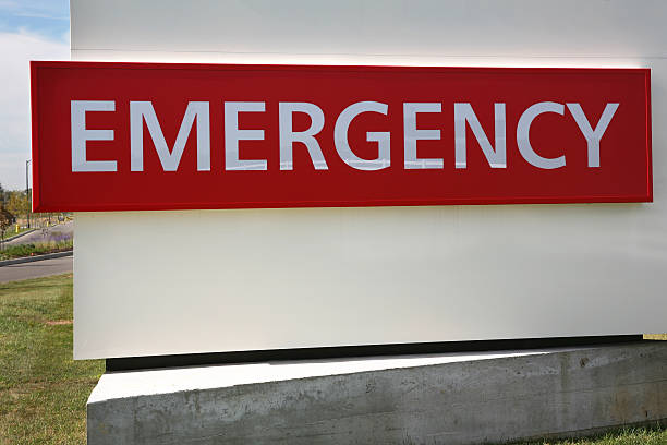 rote und weiße notaufnahme - - emergency room accident hospital emergency sign stock-fotos und bilder