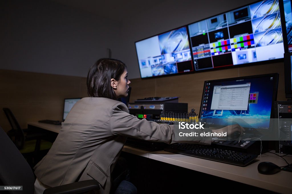 TV-editor arbeiten mit vision Mischpult in Fernsehübertragungen gallery - Lizenzfrei Redakteur Stock-Foto