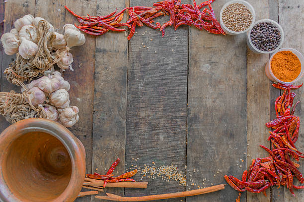 especiarias e pilão moldura de texto para o seu texto - mortar and pestle spice seasoning coriander seed imagens e fotografias de stock