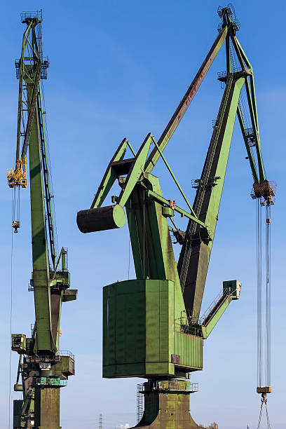 grues de construction navale de great, vert - construction built structure building activity shipyard photos et images de collection