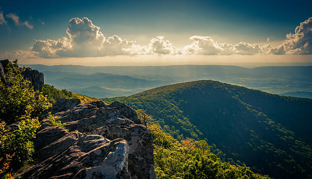 istock Evening view from cliffs on Hawksbill Summit, in Shenandoah Nati 530619415