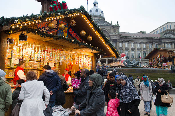 deutschen weihnachtsmarkt, birmingham city centre - town hall uk birmingham city street stock-fotos und bilder