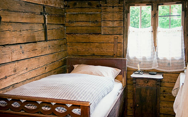 camera da letto d'epoca - cabin indoors rustic bedroom foto e immagini stock