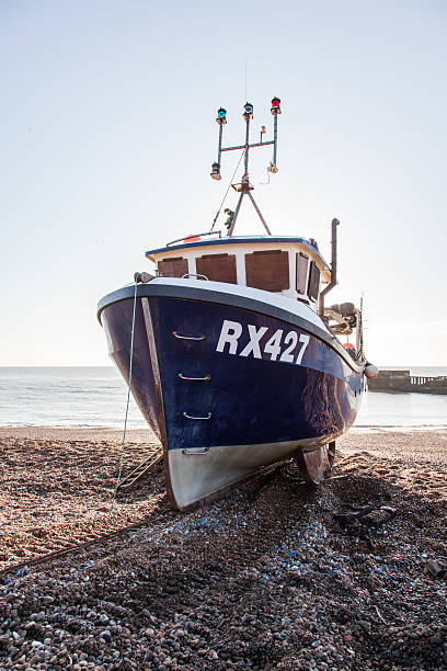 barca da pesca sulla spiaggia di hastings - fishing boat trawler nautical vessel hastings england foto e immagini stock