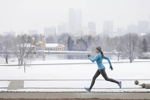 ランニング冬の女性 - denver colorado colorado winter snow ストックフォトと画像