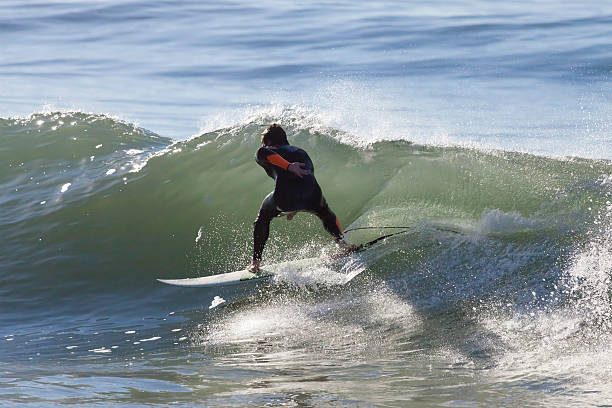 Sportowiec surfing na Santa Cruz beach w Kalifornii – zdjęcie
