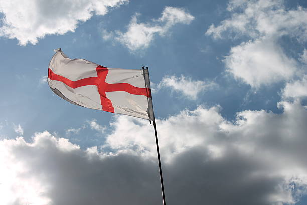 drapeau angleterre ciel orageux - english flag st george flag flying photos et images de collection