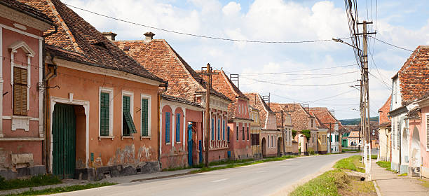 aldeia na transilvânia roménia - transsylvania imagens e fotografias de stock