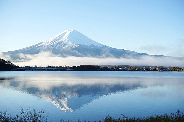 istock Mountain Fuji view from the lake 530647043
