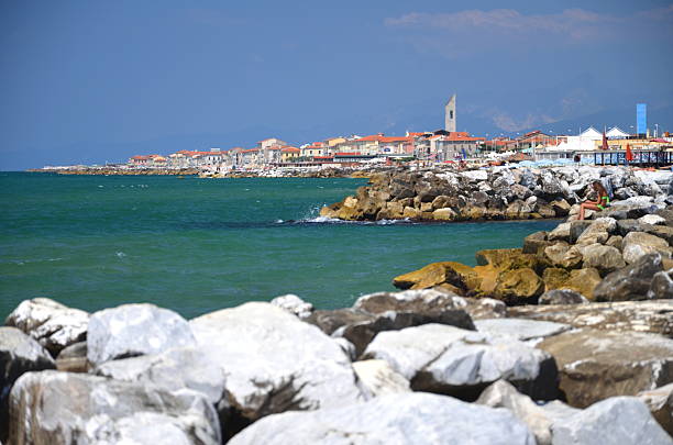 vista picturesque na praia na marina di pisa, toscana, itália - marina di pisa imagens e fotografias de stock